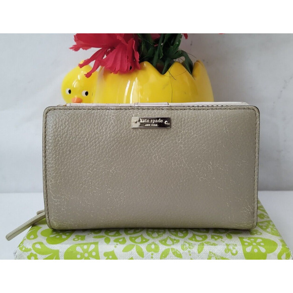 Kate Spade New York Gray Leather Credit Card ID Window Bifold Wallet - Picture 1 of 15